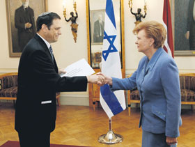 03.JPG (18730 bytes)