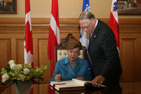 02.JPG (15624 bytes)