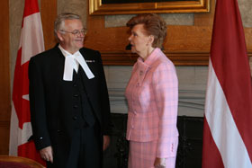 02.JPG (13355 bytes)