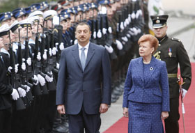 01.JPG (18915 bytes)