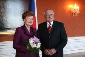 02.JPG (14782 bytes)