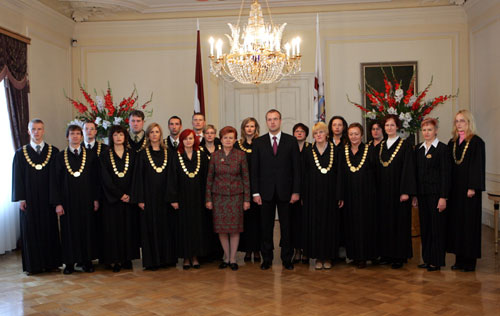 TIESNESI.JPG (39253 bytes)