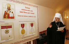 02.JPG (14290 bytes)