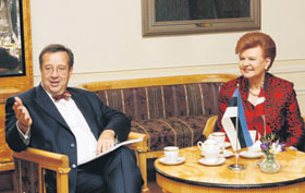 02.JPG (18775 bytes)