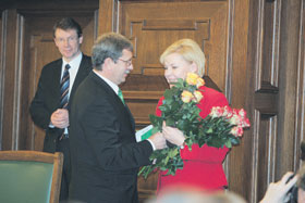 02.JPG (16050 bytes)