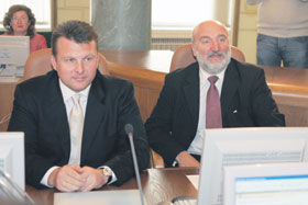 02.JPG (13830 bytes)