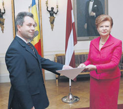 02.JPG (15884 bytes)