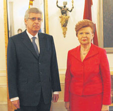 03.JPG (13642 bytes)