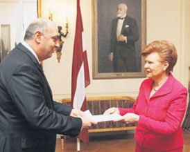 04.JPG (17212 bytes)