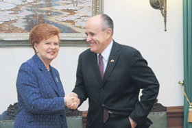 06.JPG (13878 bytes)