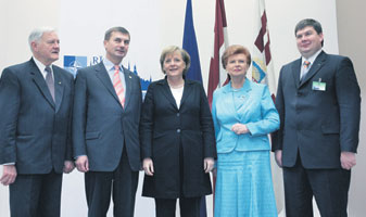 002.JPG (17649 bytes)