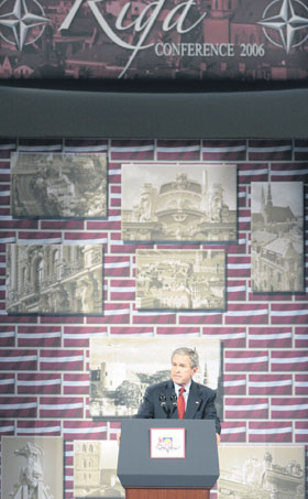 02.JPG (36645 bytes)