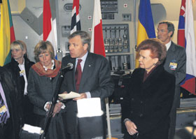 03.JPG (17612 bytes)