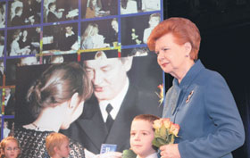 04.JPG (15978 bytes)