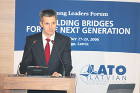 05.JPG (15446 bytes)