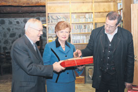 02.JPG (16759 bytes)