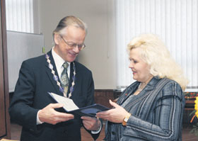 001.JPG (14585 bytes)