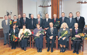 002.JPG (18959 bytes)