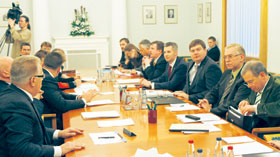 02.JPG (19196 bytes)