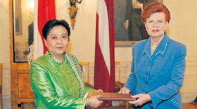 02.JPG (16217 bytes)