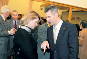 02.JPG (16570 bytes)