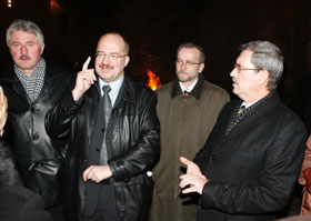 02.JPG (14306 bytes)