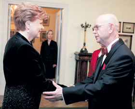 02.JPG (16607 bytes)