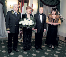 04.JPG (22253 bytes)