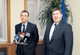 03.JPG (16281 bytes)