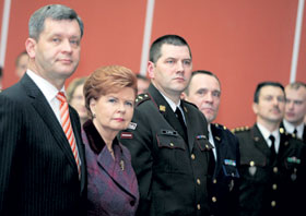 02.JPG (14970 bytes)