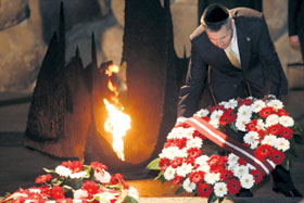 03.JPG (19954 bytes)