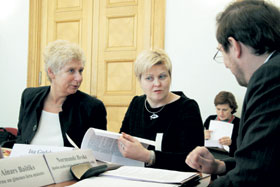 02.JPG (15138 bytes)