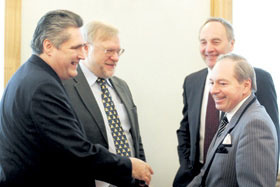 03.JPG (13515 bytes)