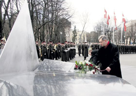 03.JPG (17093 bytes)