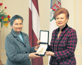 02.JPG (20403 bytes)