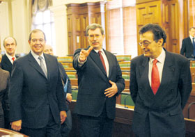 03.JPG (18407 bytes)