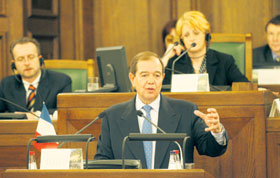 01.JPG (17398 bytes)