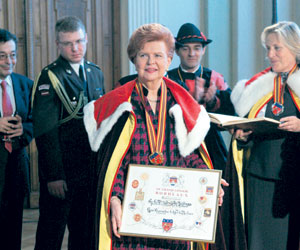 02.JPG (28249 bytes)