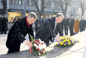 02.JPG (19189 bytes)