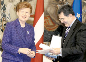 02.JPG (19936 bytes)