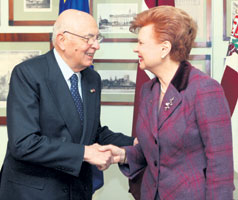 04.JPG (15543 bytes)