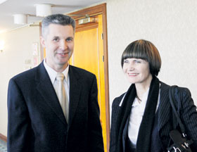 02.JPG (15024 bytes)