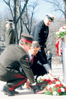 04.JPG (12661 bytes)