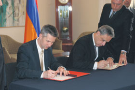 04.JPG (12978 bytes)