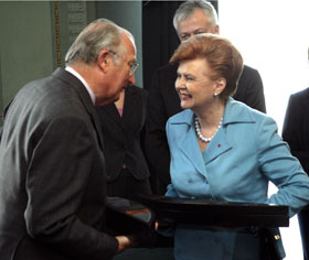 02.JPG (15445 bytes)