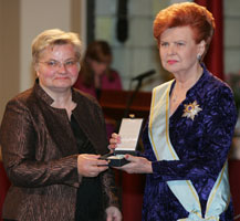 02.JPG (13917 bytes)