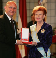 04.JPG (12127 bytes)