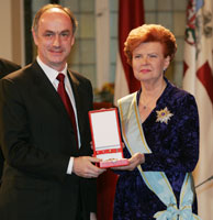 06.JPG (12511 bytes)