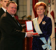 02.JPG (13767 bytes)