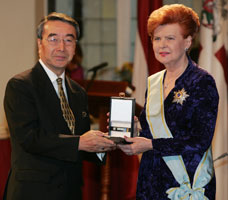 07.JPG (13901 bytes)